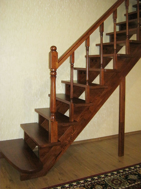 Открытая деревянная лестница по пер.Давыдова
