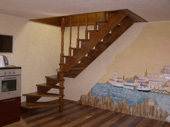 Открытая деревянная лестница поc.Любимовка
